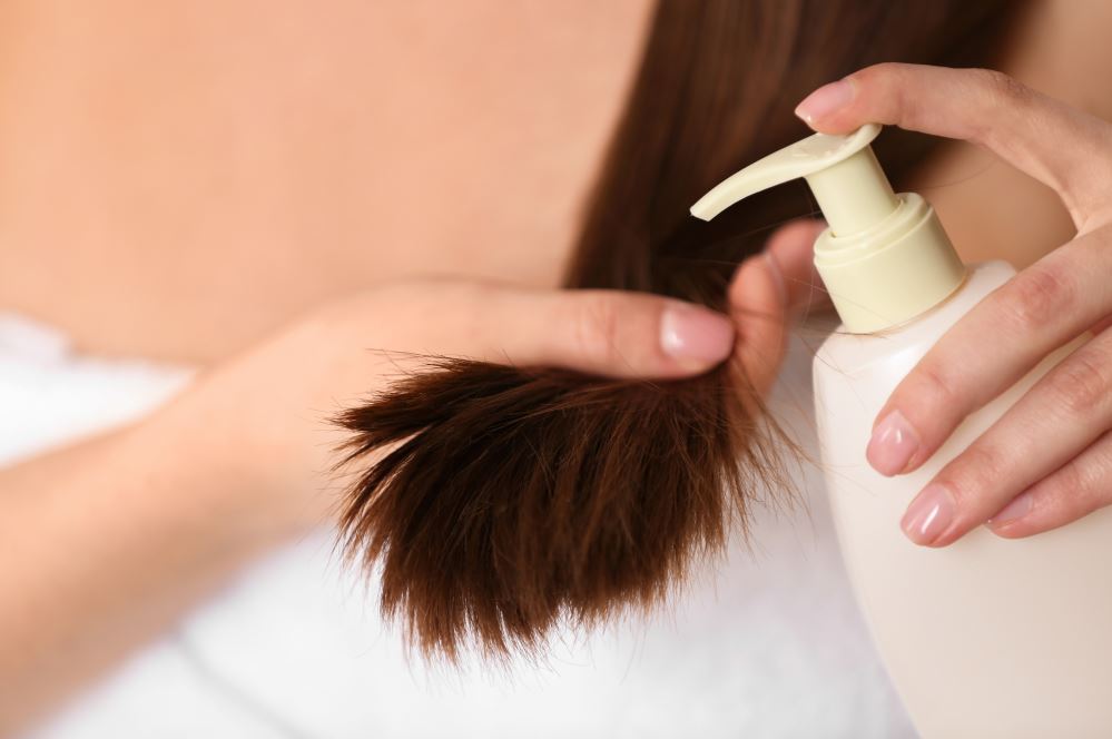 Balsam pentru păr aplicat pe vârfuri - Cum alegi cel mai bun balsam de păr