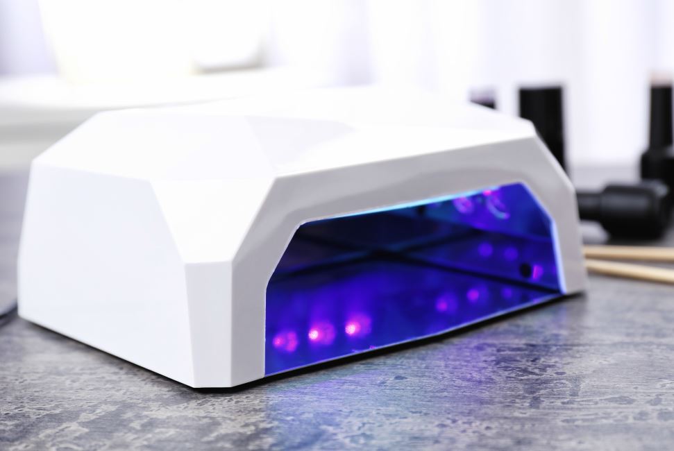 lampă pentru unghii modernă, aprinsă, cu lumină UV - Top cele mai bune lămpi de unghii