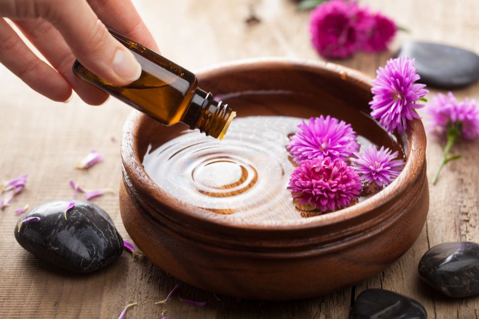 Ulei de aromaterapie într-un bol cu apă - Beneficiile uleiurilor esențiale