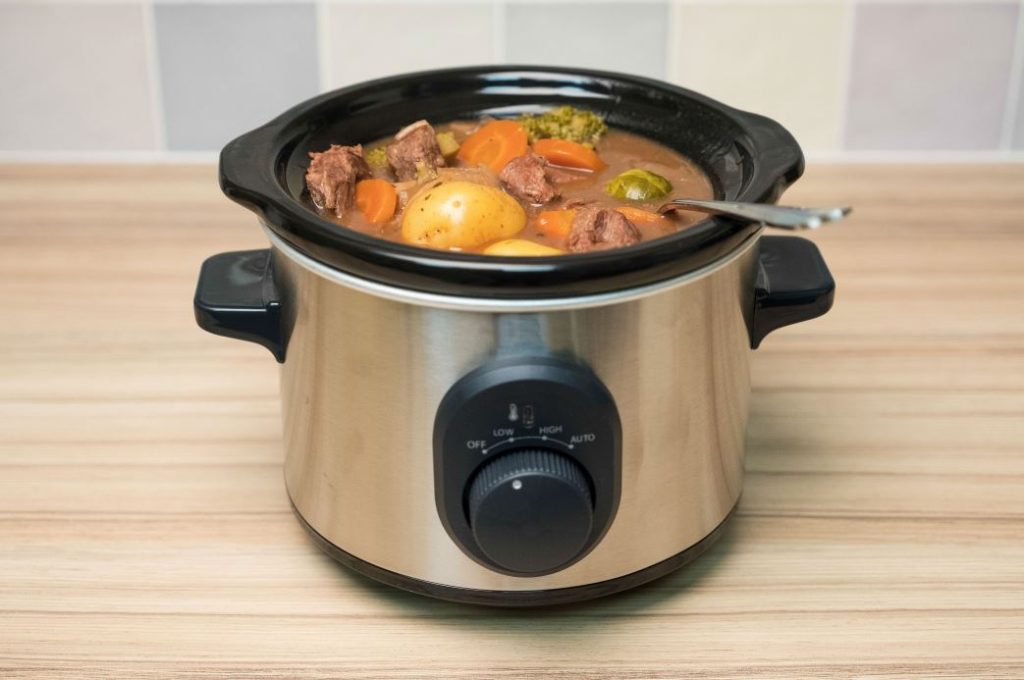 Slow cooker modern amplasat pe masa din bucătărie - Cum alegi Cel mai bun slow cooker
